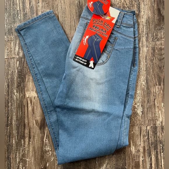 American Blue Jeans Women’s Better Butt Light Wash Skinny Leg NWT Various Sizes - Picture 2 of 10